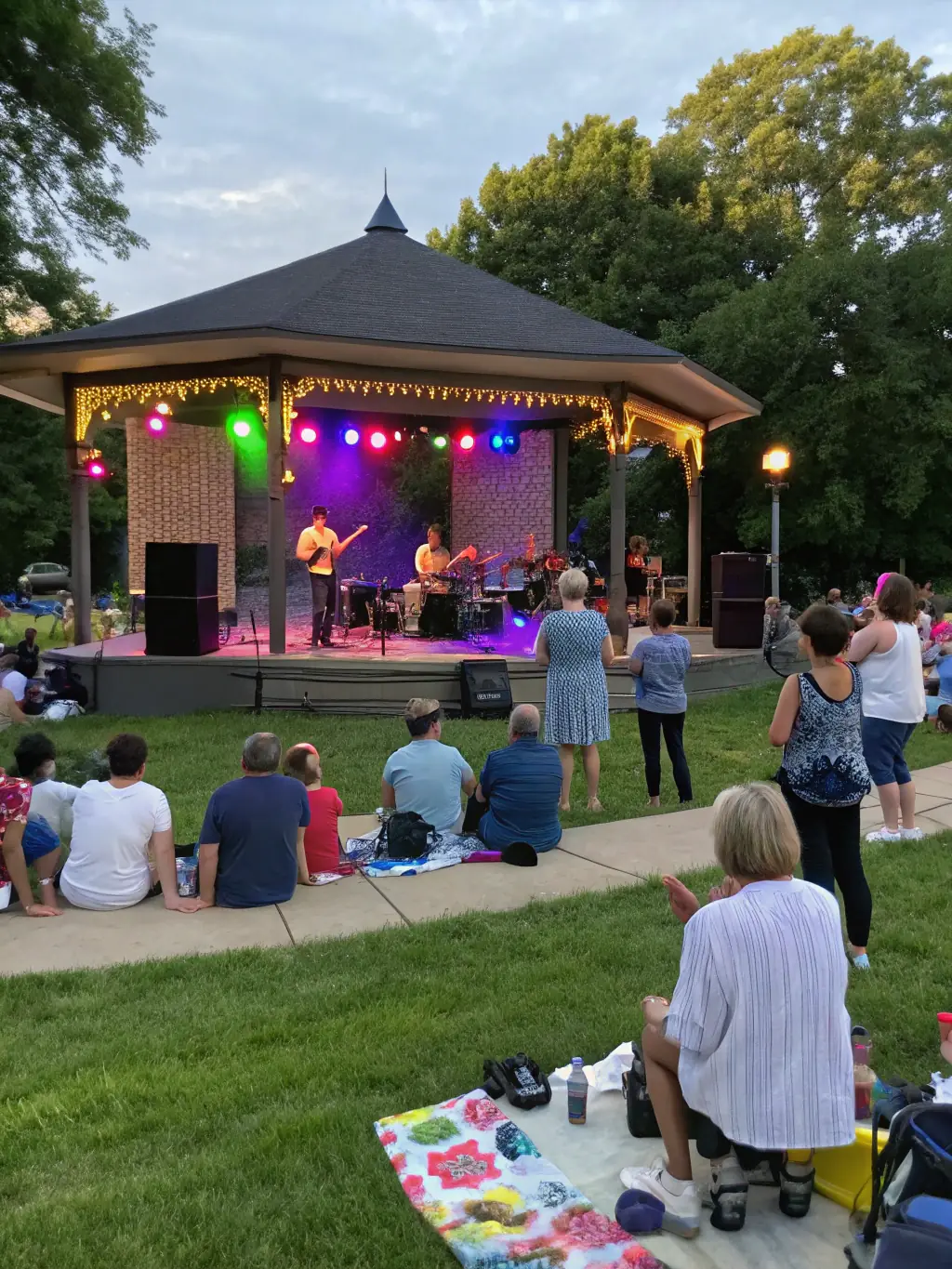 A photo of attendees enjoying a BRANCHEZ LA GUITARE event, capturing the positive atmosphere and community spirit that our organization promotes.